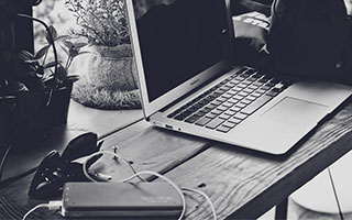 春秋电子(603890.SH)：公司控股股东薛革文累计质押6040万股，占公司总股本13.76%